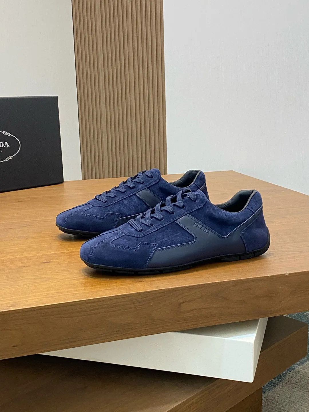 Men's Men's Shoes 💰800 Prada/Prada Men's Leather Casual Sports Shoes, a hot product made in Guangzhou! Made of imported calfskin splicing upper, three-dimensional geometric segmentation, precision manufacturing, uniform stitching, leather texture at a glance, multi-color splicing, fashionable and generous, soft, comfortable and breathable, decorated with PRADA letter logo on the outside, classic letter logo on the tongue, fabric strap on the heel, P family's classic sports shoe type, with fabric lining, silver logo cowhide foot pads, and P family's exclusive rubber outsole. The details are carefully crafted, making it a versatile item for travel! Comes with original box and dust bag! Multiple colors available! Size: 39-40-41-42-43-44 standard leather shoe size (38, 45 customized ¥)
